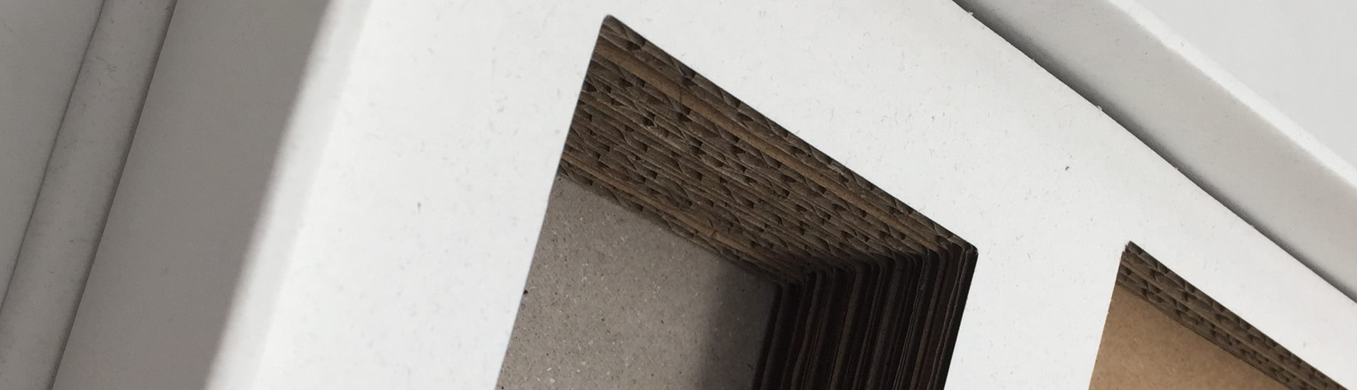 Corrugated board insert for gift box